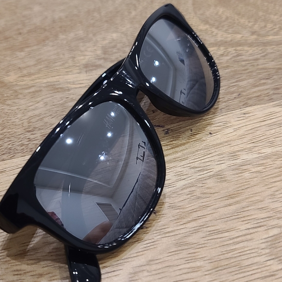 H&M kids black mirrored sunglasses - Picture 1 of 4